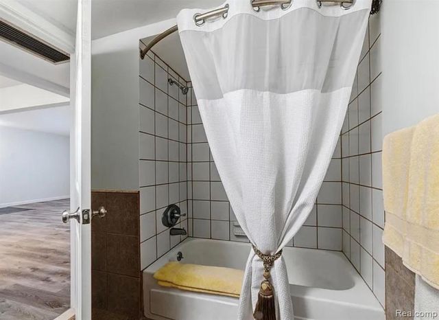 2375 Walton Boulevard 8, Rochester Hills, MI 48309