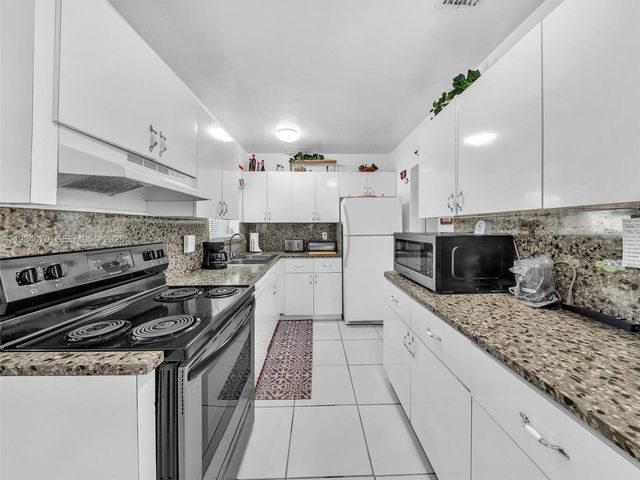 3281 NW 170th St, Miami Gardens, FL 33056