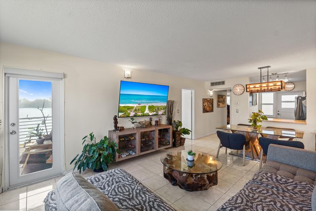 2223 PARK Lane 210, Hollywood, FL 33021