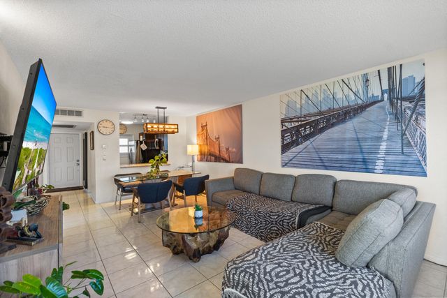 2223 PARK Lane 210, Hollywood, FL 33021