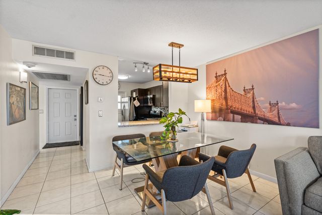 2223 PARK Lane 210, Hollywood, FL 33021
