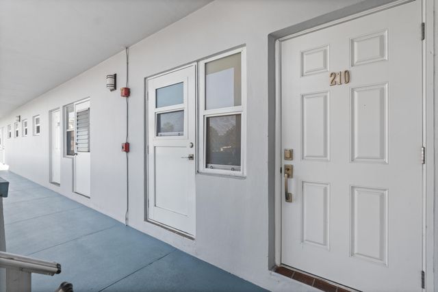 2223 PARK Lane 210, Hollywood, FL 33021