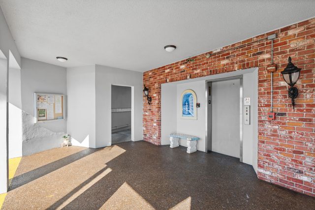 2223 PARK Lane 210, Hollywood, FL 33021