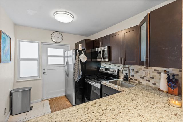 2223 PARK Lane 210, Hollywood, FL 33021