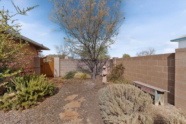 6755 Wolf Creek Court NE, Rio Rancho, NM 87144