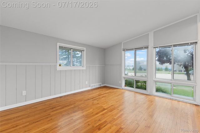 1271 Featherstone Road, Pontiac, MI 48342