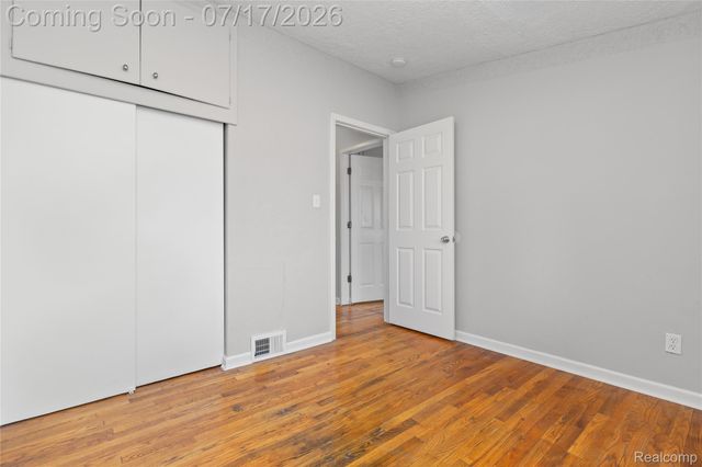 1271 Featherstone Road, Pontiac, MI 48342