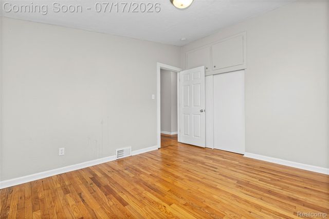 1271 Featherstone Road, Pontiac, MI 48342