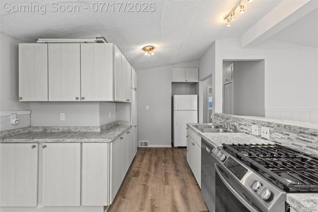 1271 Featherstone Road, Pontiac, MI 48342