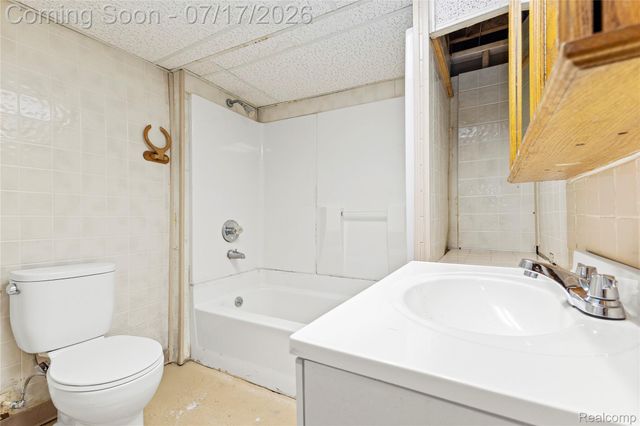 1271 Featherstone Road, Pontiac, MI 48342