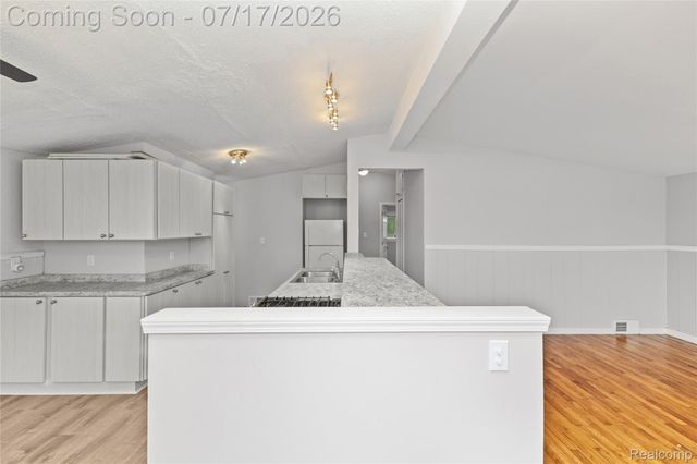 1271 Featherstone Road, Pontiac, MI 48342