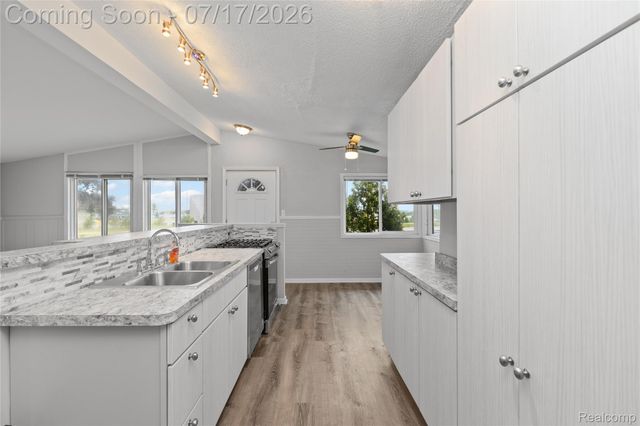 1271 Featherstone Road, Pontiac, MI 48342