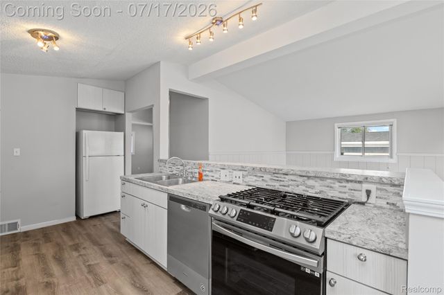 1271 Featherstone Road, Pontiac, MI 48342