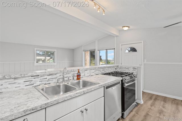 1271 Featherstone Road, Pontiac, MI 48342