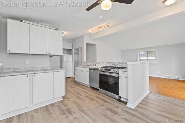 1271 Featherstone Road, Pontiac, MI 48342