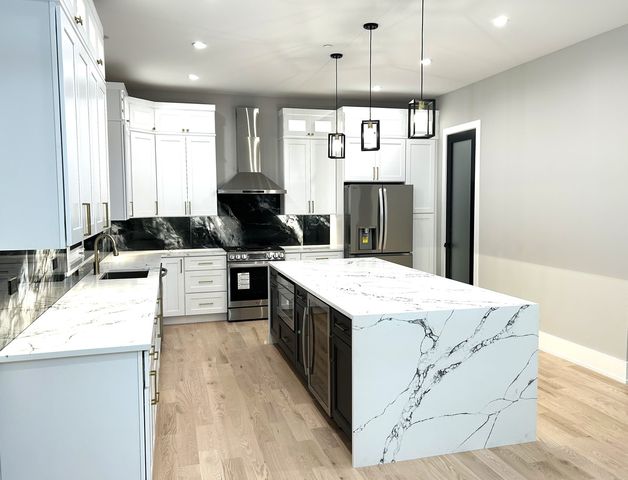 7137 S 87th Avenue S, Justice, IL 60458