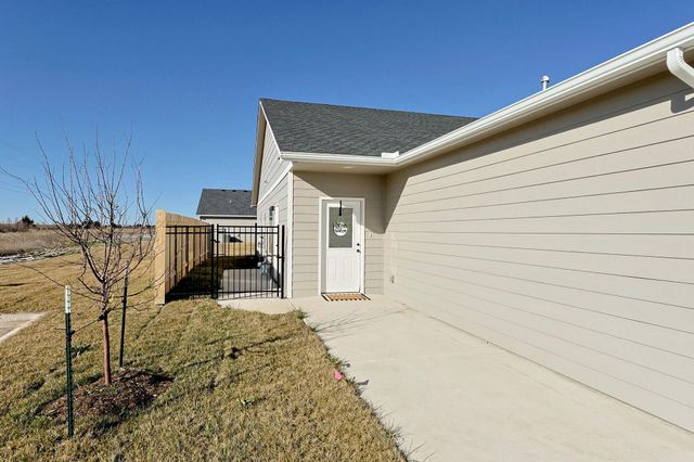 3821-3823 S Bluelake Ct, Wichita, KS 67215