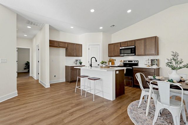 3821-3823 S Bluelake Ct, Wichita, KS 67215