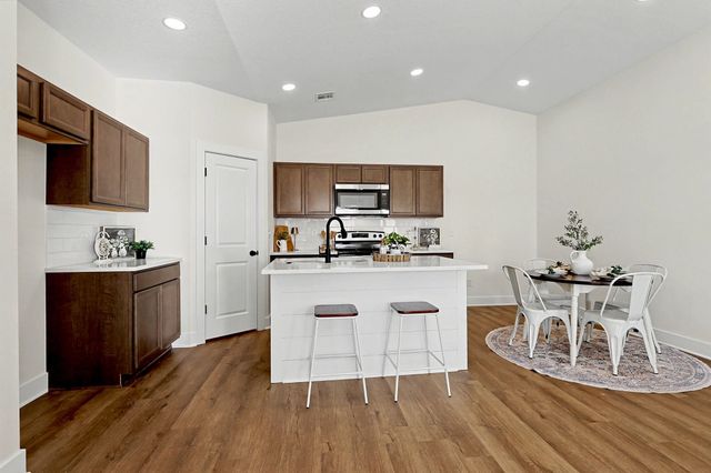 3821-3823 S Bluelake Ct, Wichita, KS 67215