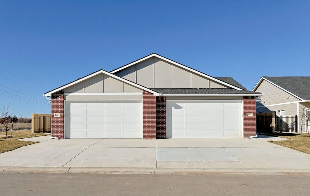 3821-3823 S Bluelake Ct, Wichita, KS 67215