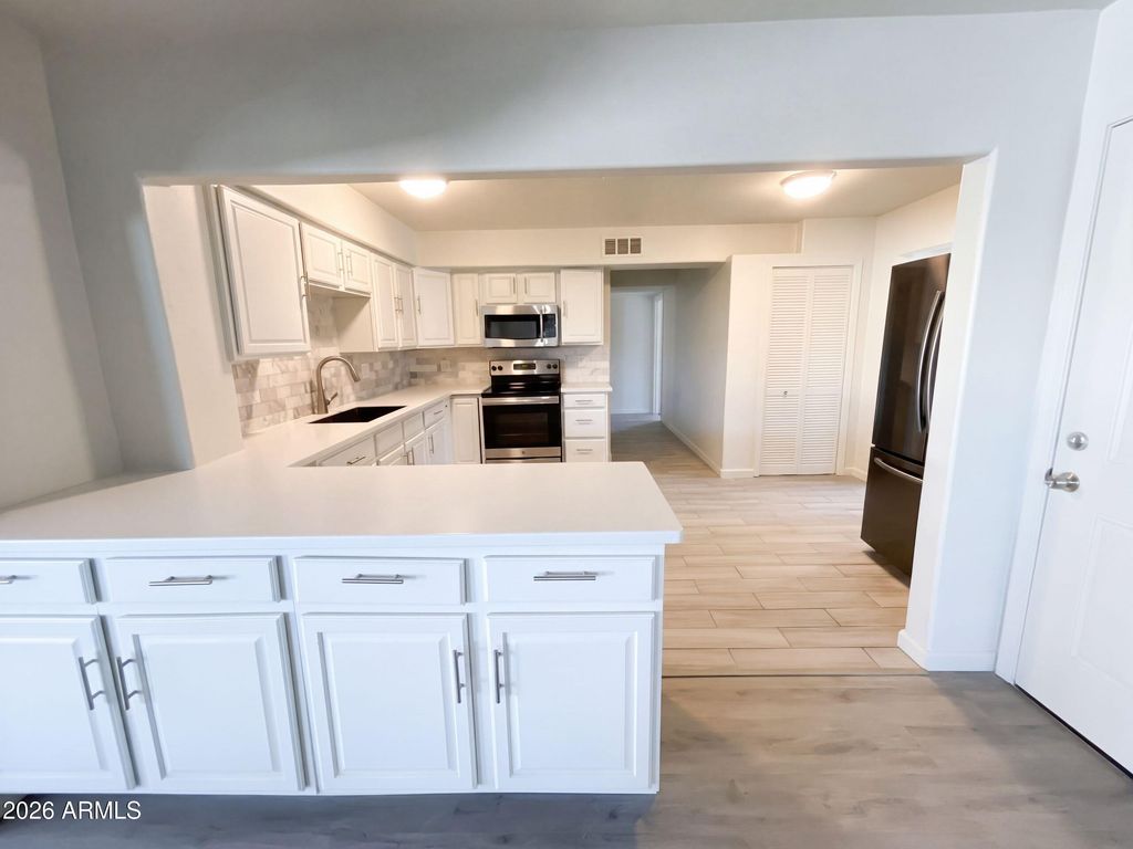 4253 E VINEYARD Road, Phoenix, AZ 85042 — photo 2