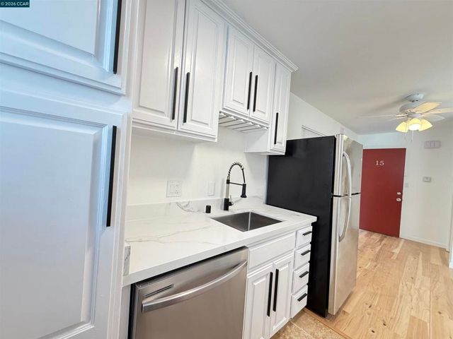 10 Moss Ave 15, Oakland, CA 94610