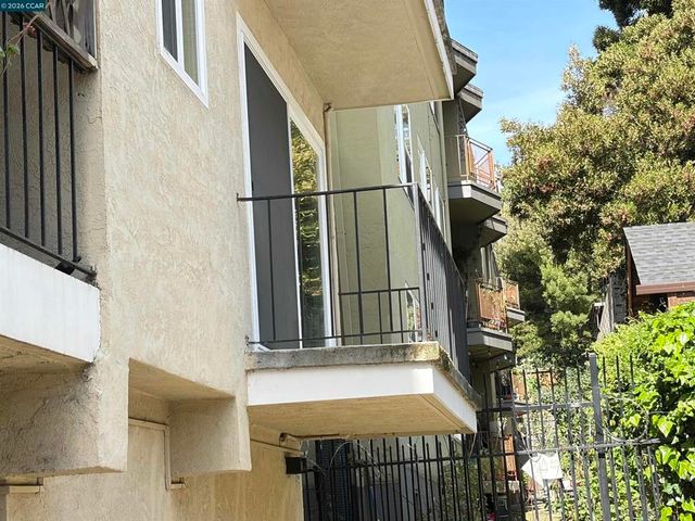 10 Moss Ave 15, Oakland, CA 94610