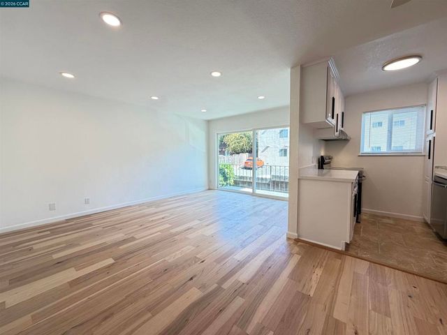 10 Moss Ave 15, Oakland, CA 94610
