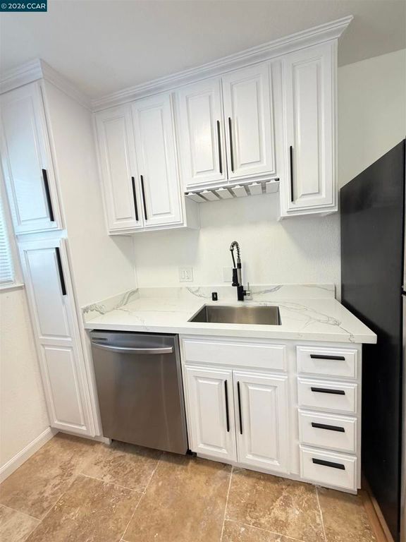 Image 11 of property listing at 10 Moss Ave 15, Oakland, CA 94610