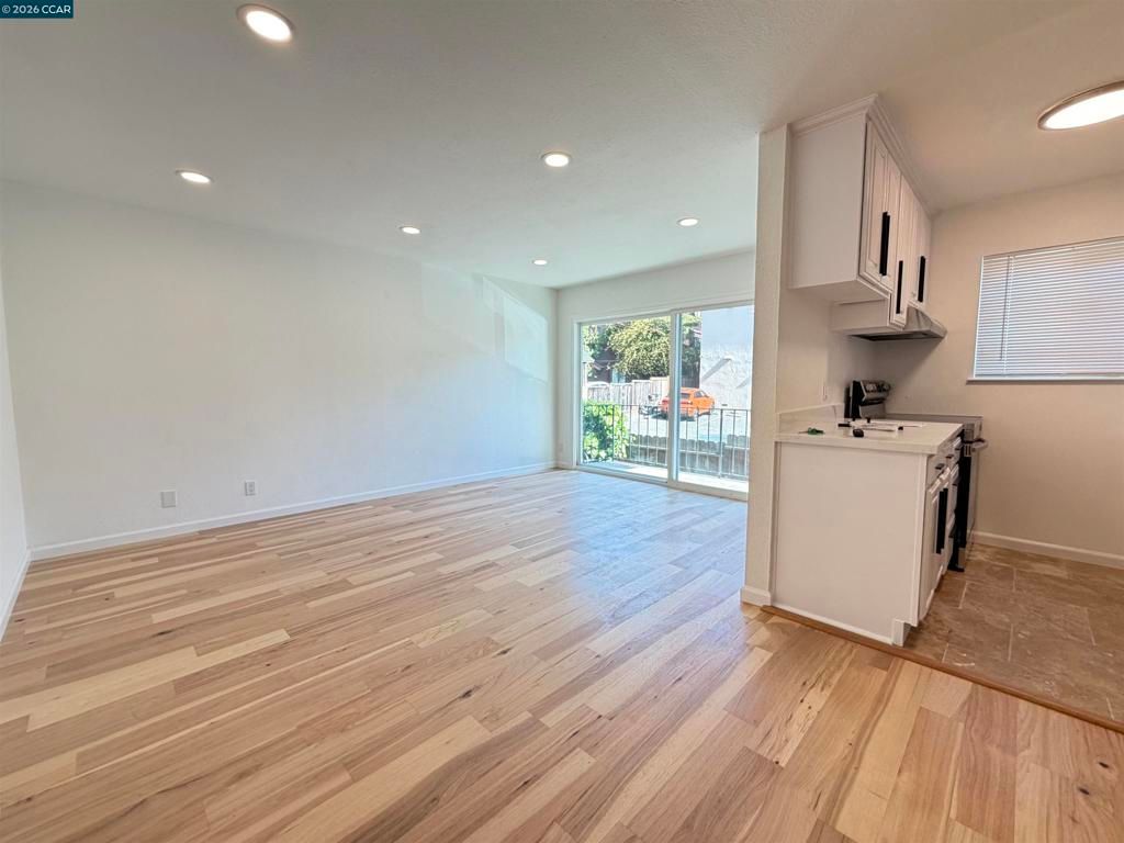 Image 2 of property listing at 10 Moss Ave 15, Oakland, CA 94610