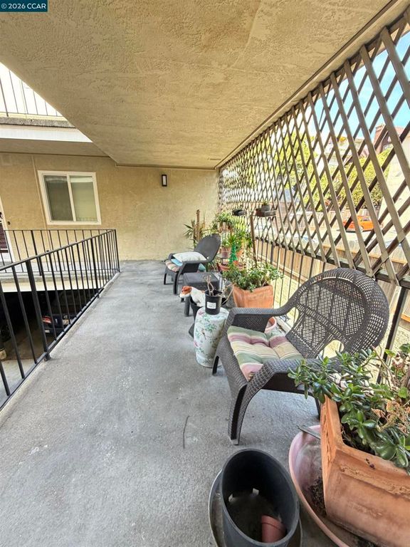 Image 31 of property listing at 10 Moss Ave 15, Oakland, CA 94610