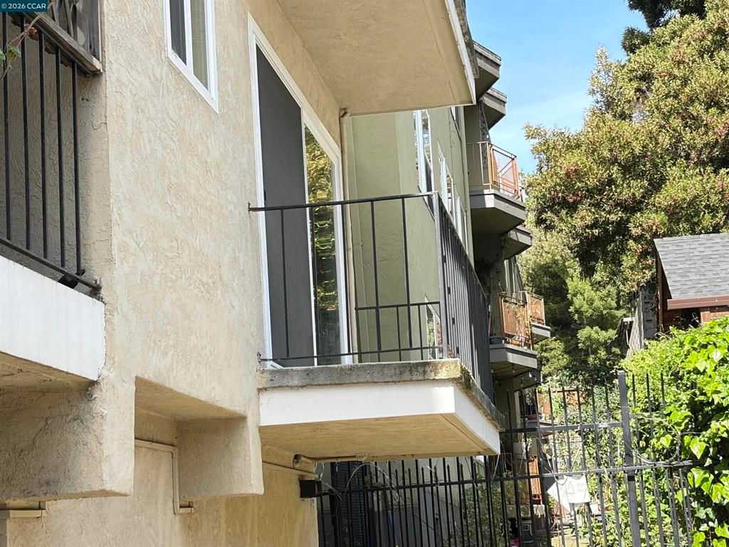 Image 32 of property listing at 10 Moss Ave 15, Oakland, CA 94610