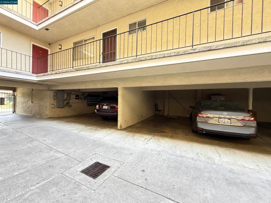 Image 34 of property listing at 10 Moss Ave 15, Oakland, CA 94610