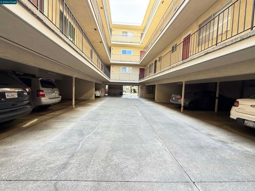 Image 35 of property listing at 10 Moss Ave 15, Oakland, CA 94610