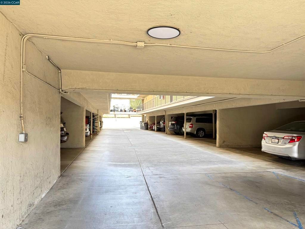 Image 37 of property listing at 10 Moss Ave 15, Oakland, CA 94610