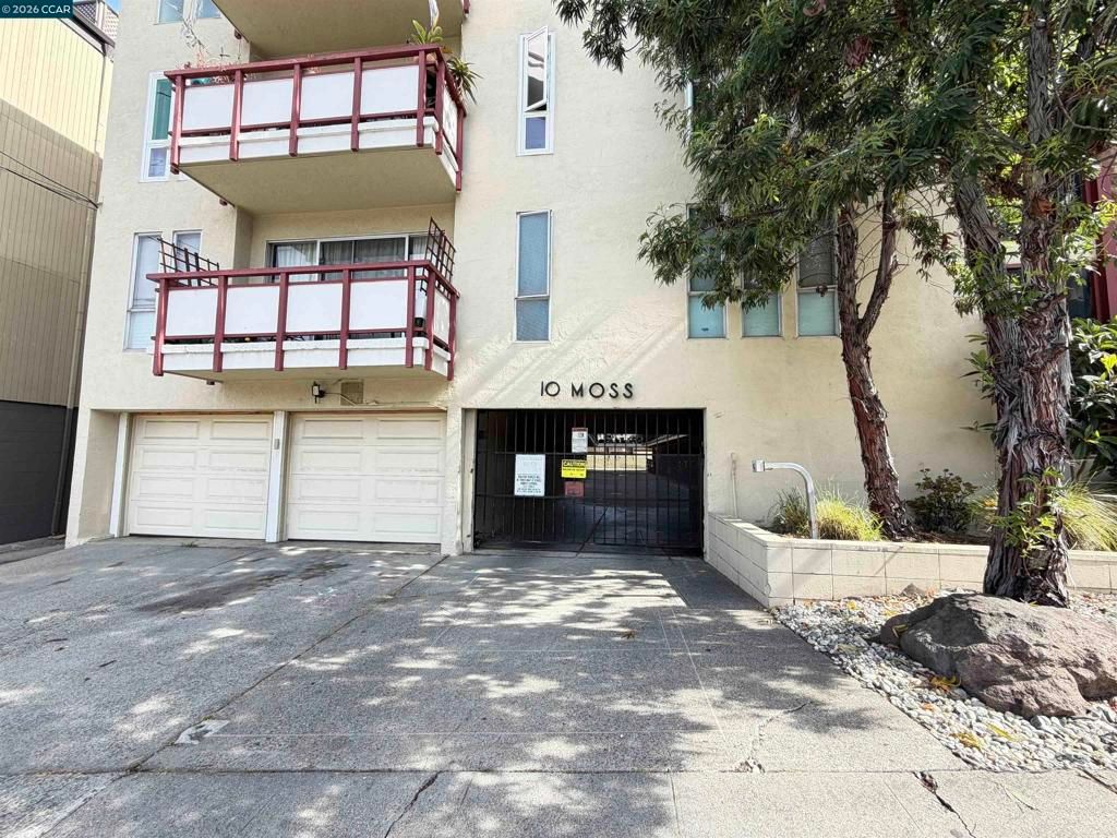 Image 39 of property listing at 10 Moss Ave 15, Oakland, CA 94610