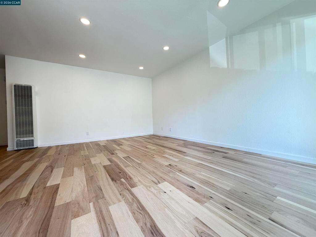 Image 4 of property listing at 10 Moss Ave 15, Oakland, CA 94610