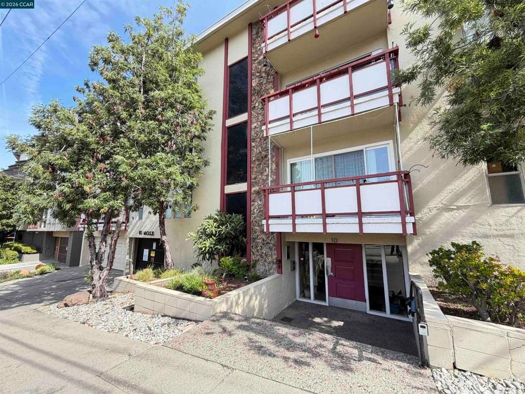 Image 41 of property listing at 10 Moss Ave 15, Oakland, CA 94610