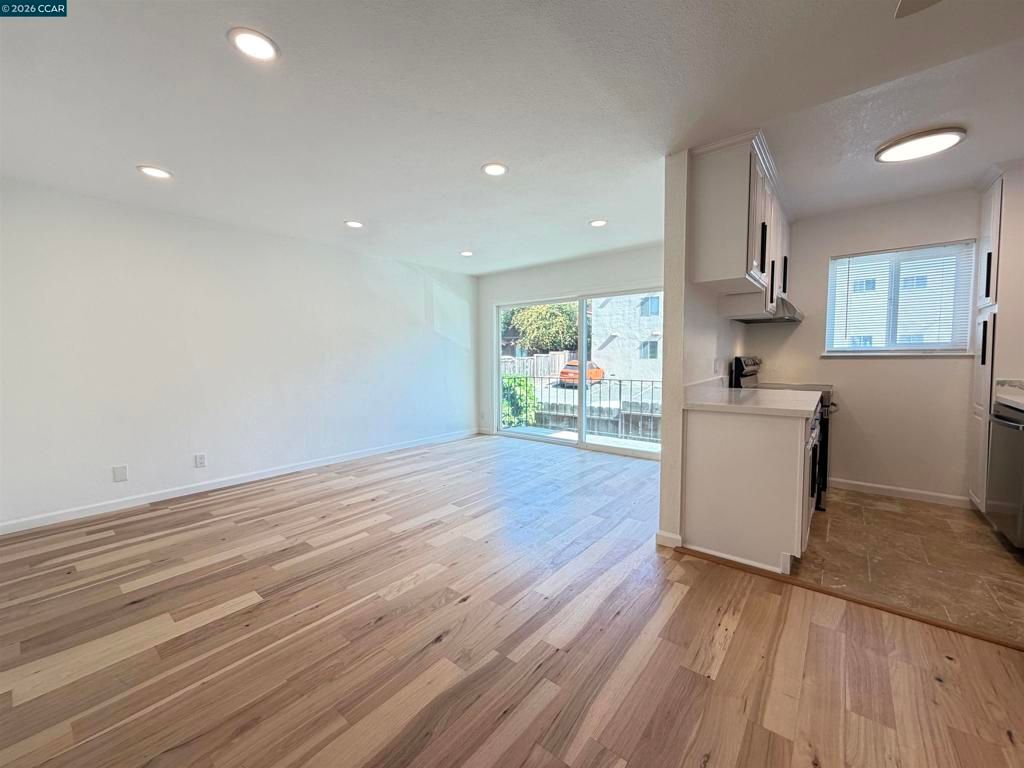 Image 8 of property listing at 10 Moss Ave 15, Oakland, CA 94610