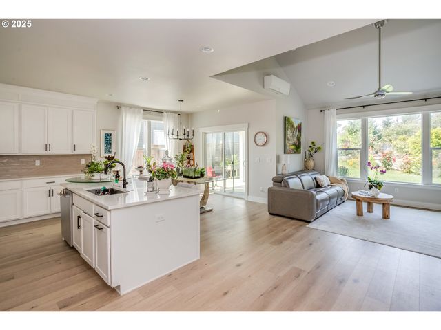 1190 Se BUGLE Ave, Warrenton, OR 97146