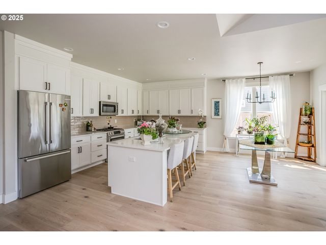 1190 Se BUGLE Ave, Warrenton, OR 97146