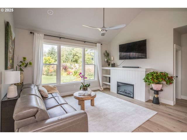 1190 Se BUGLE Ave, Warrenton, OR 97146