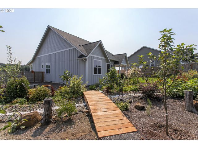 1190 Se BUGLE Ave, Warrenton, OR 97146