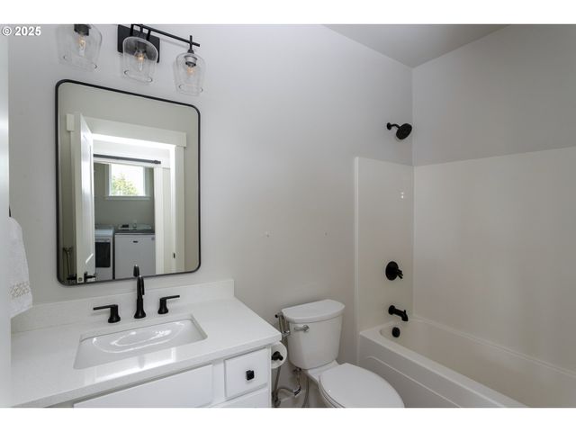 1190 Se BUGLE Ave, Warrenton, OR 97146