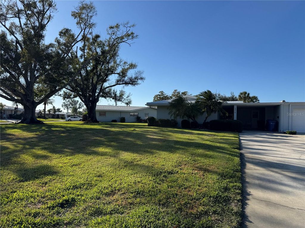 3318 VILLAGE GREEN DRIVE 823, Sarasota, FL 34239