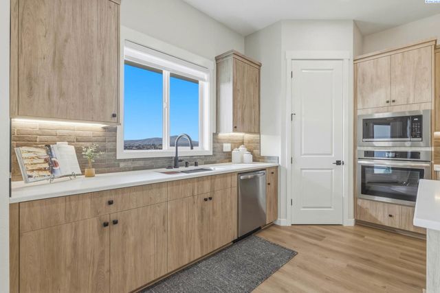 867 Thebes Street, West Richland, WA 99353