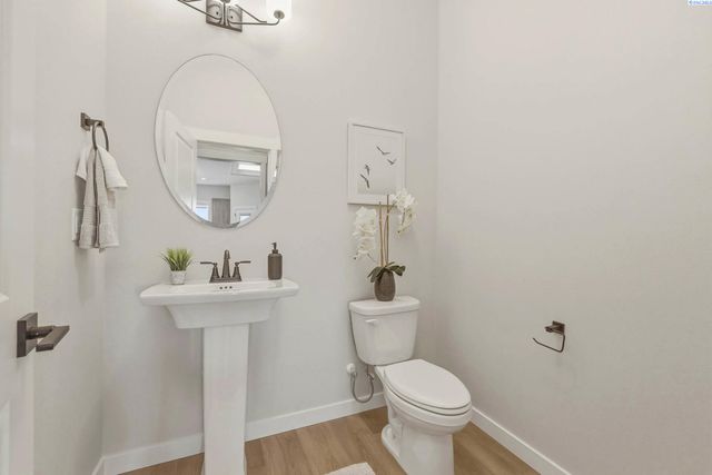 867 Thebes Street, West Richland, WA 99353