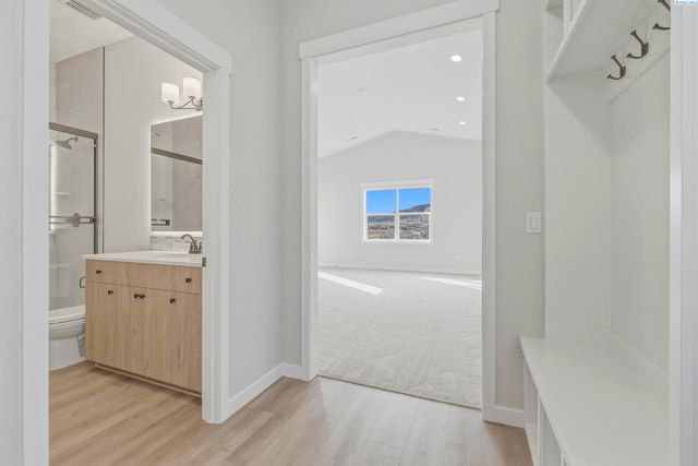 867 Thebes Street, West Richland, WA 99353