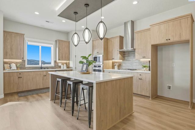 867 Thebes Street, West Richland, WA 99353