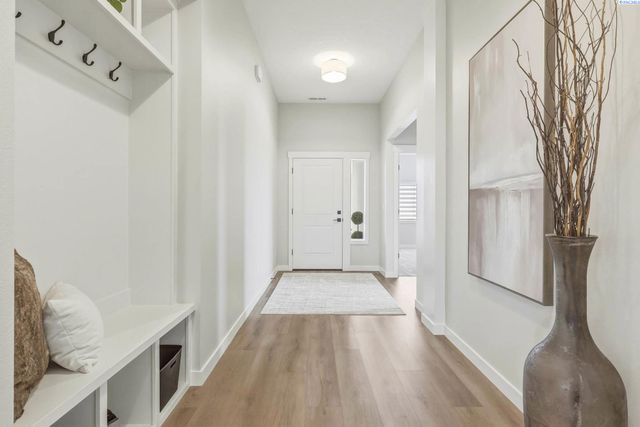 867 Thebes Street, West Richland, WA 99353